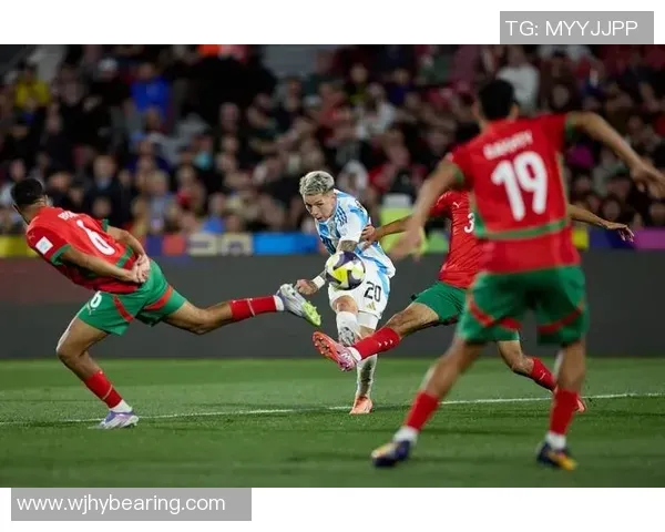 拜仁快速传球移动致对手防线瓦解